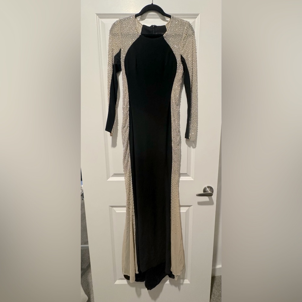 Beautiful dress that you can wear to black tie weddings or luxury events